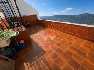 Casa adossada a San Francisco. Se vende magnífica casa en el barrio san francisco