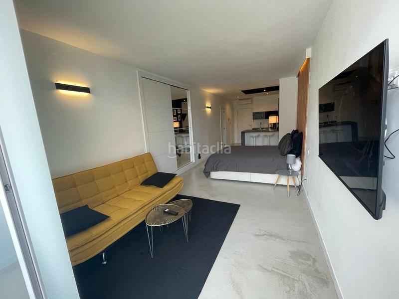 Foto 71deda8f-04f1-4cef-b9f8-8296a758ef48. Estudio  totalmente reformado con licencia turística ideal inversión o segunda residencia en Torremolinos