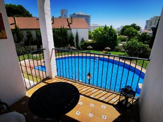 Apartament  De los abedules. Luminoso piso con terraza y vistas a la piscina
