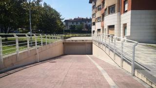 Aparcament cotxe a Negurigane-Peruri. Leioa artaza, junto edificio de santitas