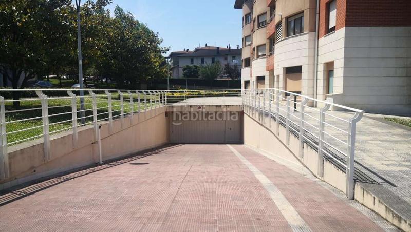 Foto e83fba8a-14c7-4904-a8cf-28388a95e804. Parking coche artaza, junto edificio de santitas en Leioa