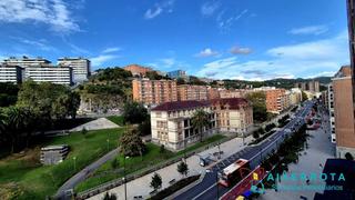 Pis  Agirre lehendakariaren etorbidea. En deusto, avenida lehendakari aguirre, cerca de san felicísimo,