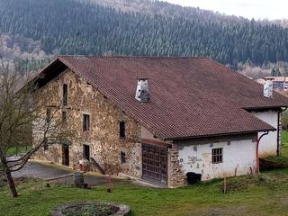 Casa a Otxandio. Caserio de 800 m2, con 44.400 m2 de terreno, en venta en otxandi