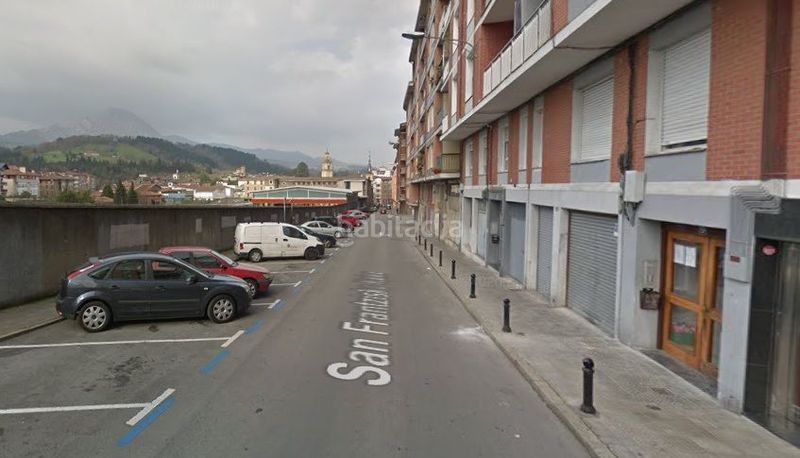 Foto 11e6e009-b7e8-4bcd-b4e3-19cb2f3369a3. Aparcament cotxe a Durango