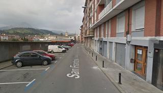 Aparcament cotxe a Durango. Garaje cerrado para cohe pequeño o trastero, en venta, en la cal