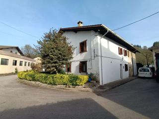 Casa a Berriz. Casa bifalimiar mitad, en venta, en barrio okango, berriz