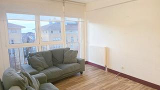Affitto Appartamento in Intxaurrondo. Vivienda de esquina, alta, con salón, cocina y tres dormitorios