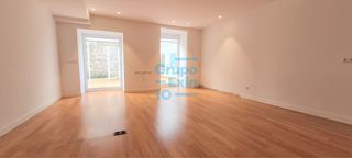 Local Comercial a Área Romántica. Con amplios ventanales a patio de manzana y mucha luz natural y