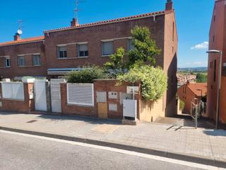 Casa aparellada  Carrer d'ngel guimer. Casa adosada esquinera de 235 m en el centro de castellbisba