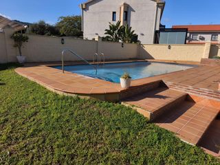 Chalet à Jardines de Alhaurín-Huerta Alta-Fuensanguínea. Espectacular chalet de una sola planta con terreno y piscina en