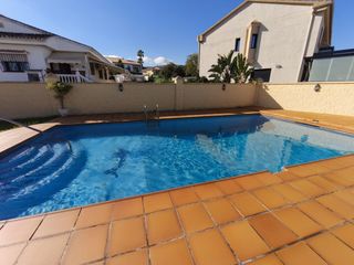 Xalet a Jardines de Alhaurín-Huerta Alta-Fuensanguínea. Espectacular chalet de una sola planta con terreno y piscina en