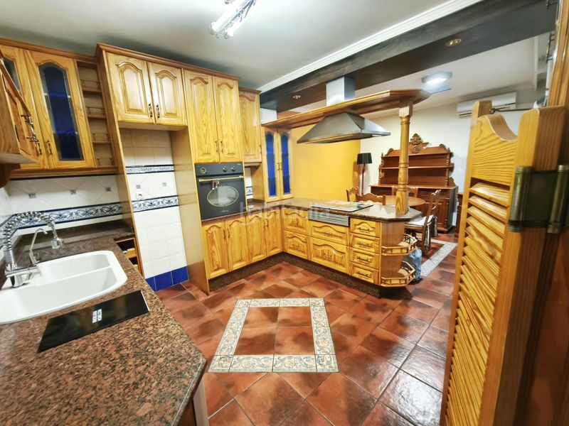 Foto 474e28f2-1082-4892-9f16-37d3b8a4dd5a. Casa adossada amb aparcament piscina a Guadalmar Málaga