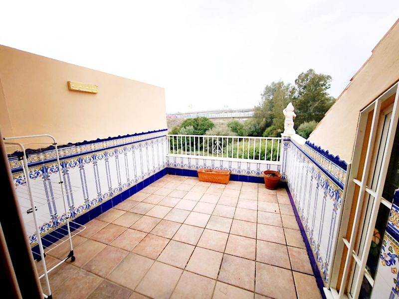 Foto 5490eb36-b2bd-487b-aa18-096e13a8ac52. Casa adossada amb aparcament piscina a Guadalmar Málaga