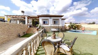 Xalet a El Romeral-Peñón de Zapata. Vivienda independiente en esquina en alhaurín de la torre  urban
