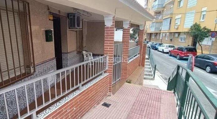 Foto 2541ee3d-57b3-4a65-807d-8c2d469440ae. Casa adossada a El Palo Málaga