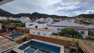 Piso en Jardines de Alhaurín-Huerta Alta-Fuensanguínea. Espectacular villa independiente con piscina y licencia turístic