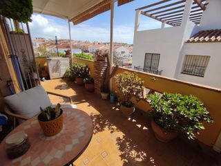Casa aparellada a Los Ríos. Amplia casa adosada en esquina totalmente reformada con jardín,