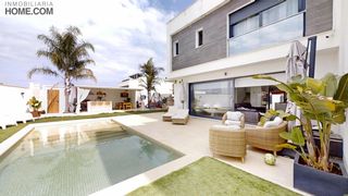Doppelhaus in Capellanía - Retamar. Exclusivo chalet pareado con piscina privada, jardín y espacios