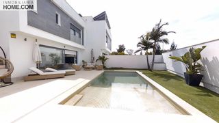 Doppelhaus in Capellanía - Retamar. Exclusivo chalet pareado con piscina privada, jardín y espacios