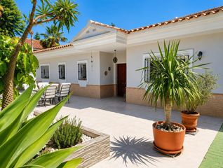 Chalet en Capellanía - Retamar. Chalet independiente reformado con piscina privada, placas solar