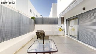 Casa adossada  Calle santa magdalena. Exclusivo adosado de obra nueva con sótano, jardín y solárium en