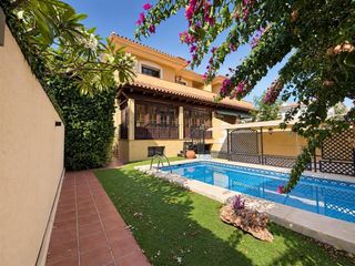 Lloguer Casa aparellada  Avenida de la música. Chalet pareado con piscina privada y garaje en capellanía