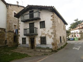 Masia  Zeletabe kalea. Casa en el centro de abadiño  para reformar por completo, dividi