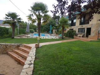 Casa  Paseo del iregua. A 10 m de logroño...chalet con piscina propia y frontón.