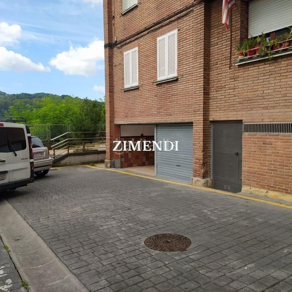 Foto add2e70d-e339-4e59-9774-ed940a6c83eb. Aparcament cotxe a Galdakao