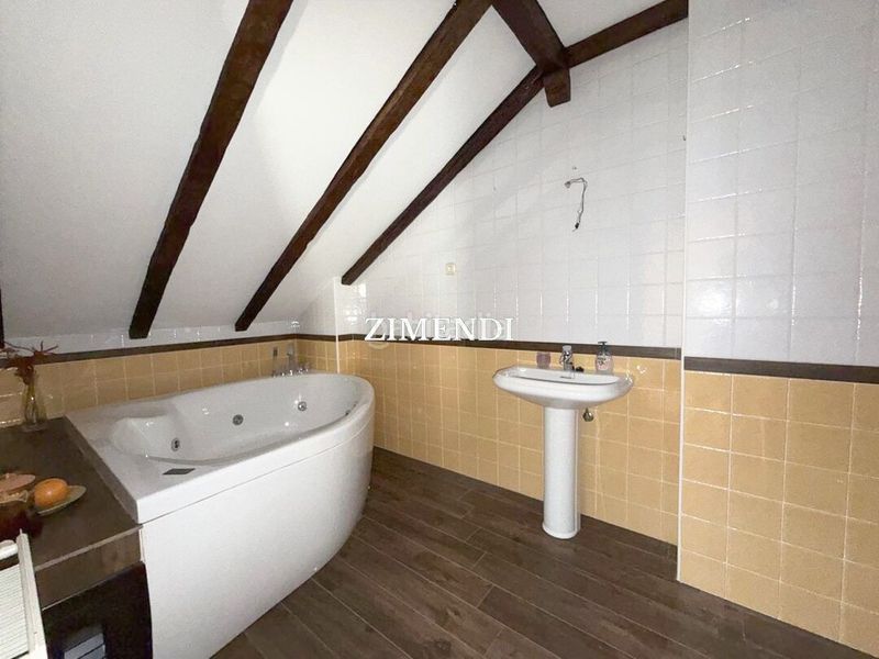 Foto d2eef2f6-1dae-4713-af16-436dbe648f02. Casa adossada amb calefacció aparcament a Durango