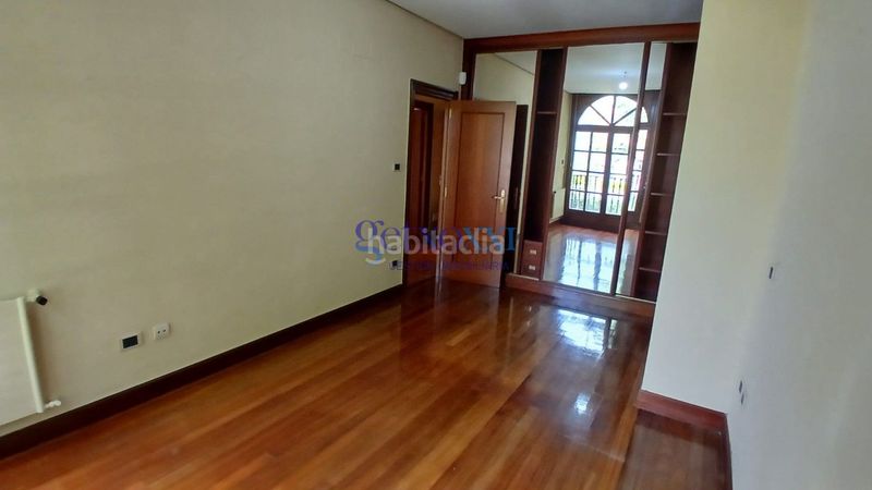 Foto 150fd8b8-a52b-4dc3-a818-6d03edc60861. Casa adossada amb xemeneia calefacció aparcament a Getxo