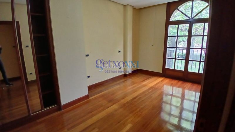 Foto 340ef064-84c8-433c-a103-c6bdc3947386. Casa adossada amb xemeneia calefacció aparcament a Getxo