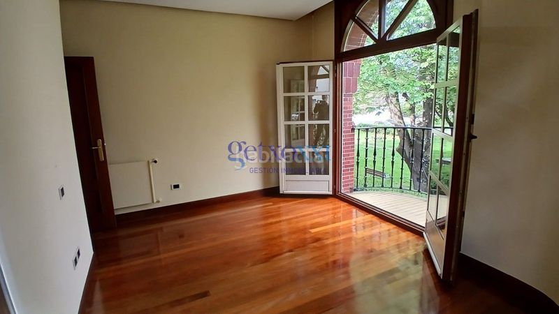 Foto 67b7e505-dfa8-4f47-aed5-f5e575adc960. Casa adossada amb xemeneia calefacció aparcament a Getxo