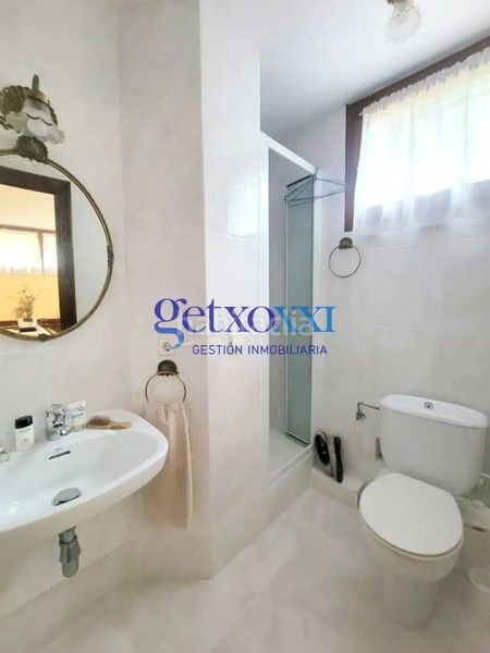 Foto 6b074b4b-1ca5-44af-b2a5-b7b6588b4295. Casa adossada amb xemeneia calefacció aparcament a Getxo