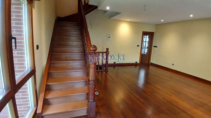 Foto 6f039bd0-d1bf-43f7-930f-43c17217e36f. Casa adossada amb xemeneia calefacció aparcament a Getxo