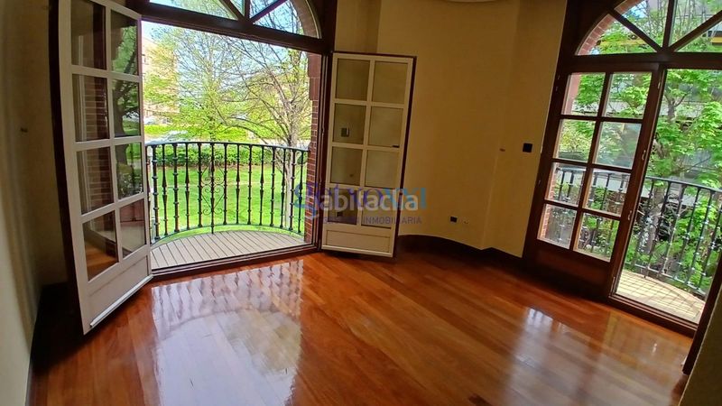 Foto a6e5dc8d-931c-4703-91a4-75d8a0c4fc4d. Casa adossada amb xemeneia calefacció aparcament a Getxo