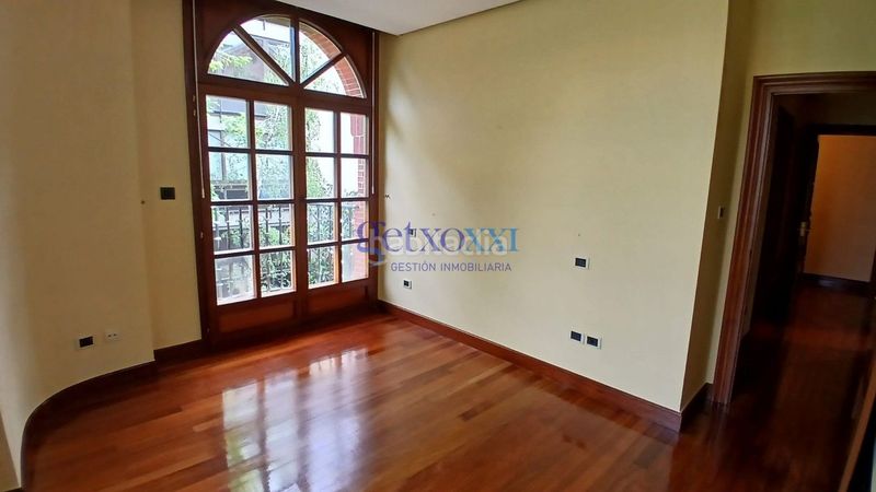 Foto bb28a100-1d0a-497c-b6bf-f5fac4a35fb7. Casa adossada amb xemeneia calefacció aparcament a Getxo