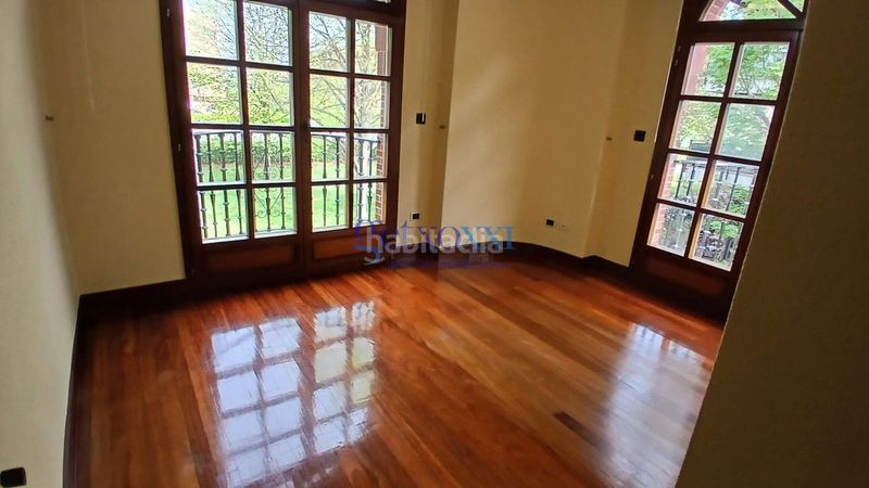 Foto c9f14454-b66b-4230-9373-52b874cd38a9. Casa adossada amb xemeneia calefacció aparcament a Getxo