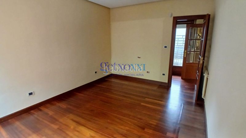 Foto d3be46a9-2efd-4c07-b263-2d5a34940cb5. Casa adossada amb xemeneia calefacció aparcament a Getxo