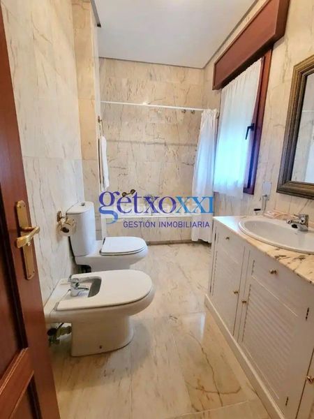 Foto db83b610-4494-412f-afa5-54d97bdeaab0. Casa adossada amb xemeneia calefacció aparcament a Getxo