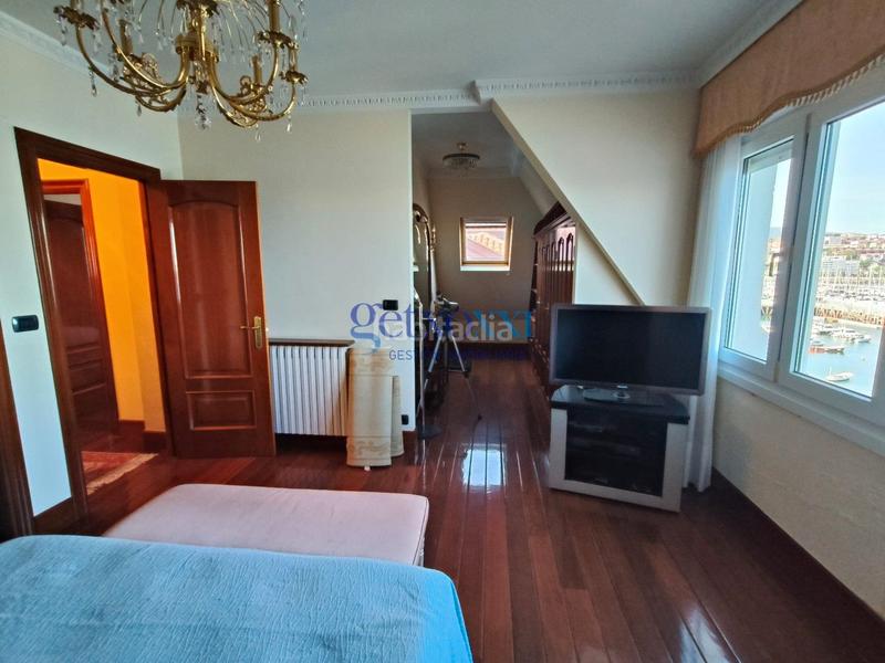 Foto ce3db53d-37e9-485f-a6b4-0579e45bb05e. Zweistöckige wohnung mit parking in Las Arenas Getxo