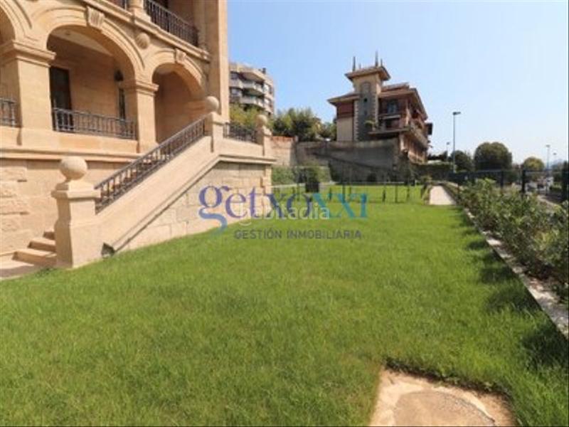 Foto af21f39a-f741-464c-ac3a-2f73e28e2a60. Zweistöckige wohnung mit parking pool in Las Arenas Getxo