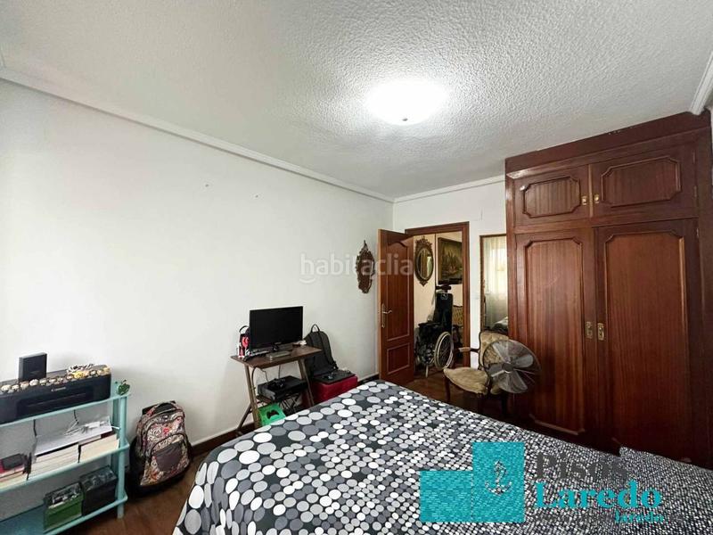 Foto 253ade40-4285-45f9-b0ea-c4e3f9fdd2c5. Piso estupendo piso a pie de playa! en Centro Laredo