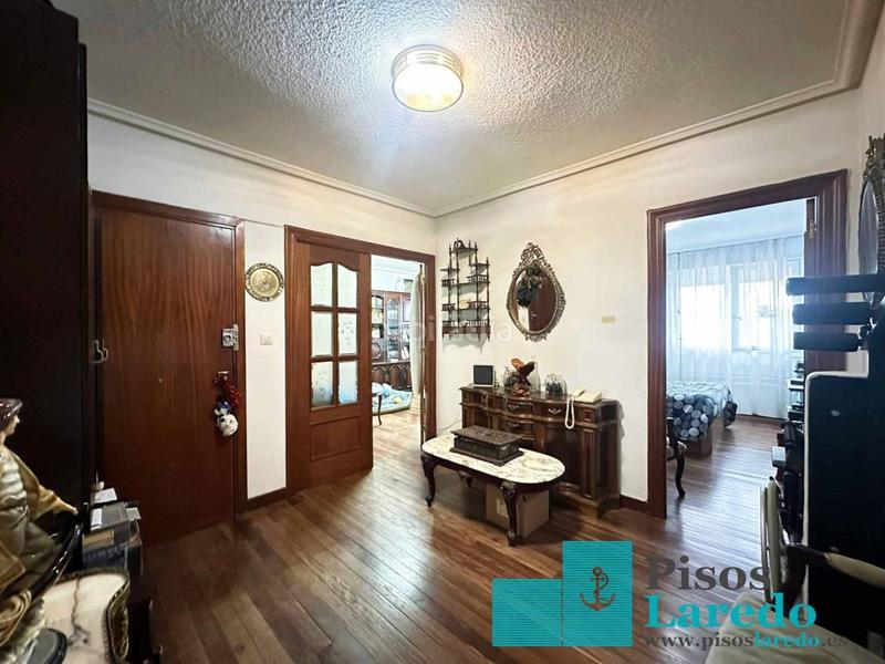 Foto 8f7c27a9-c824-4d04-937e-b3c95f0ca271. Piso estupendo piso a pie de playa! en Centro Laredo