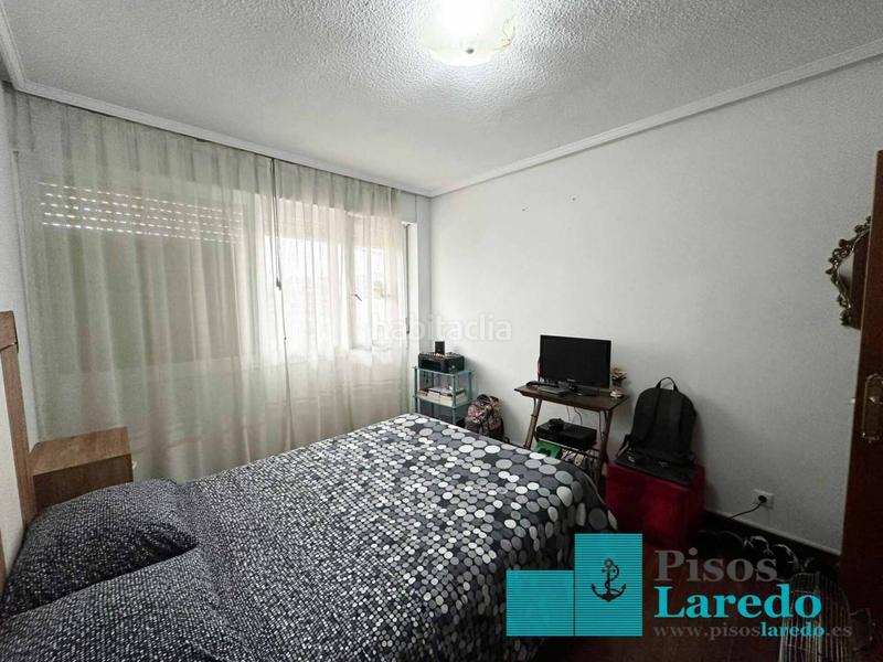 Foto d810ce0a-ffcc-4673-b6b8-f3526a84c454. Piso estupendo piso a pie de playa! en Centro Laredo