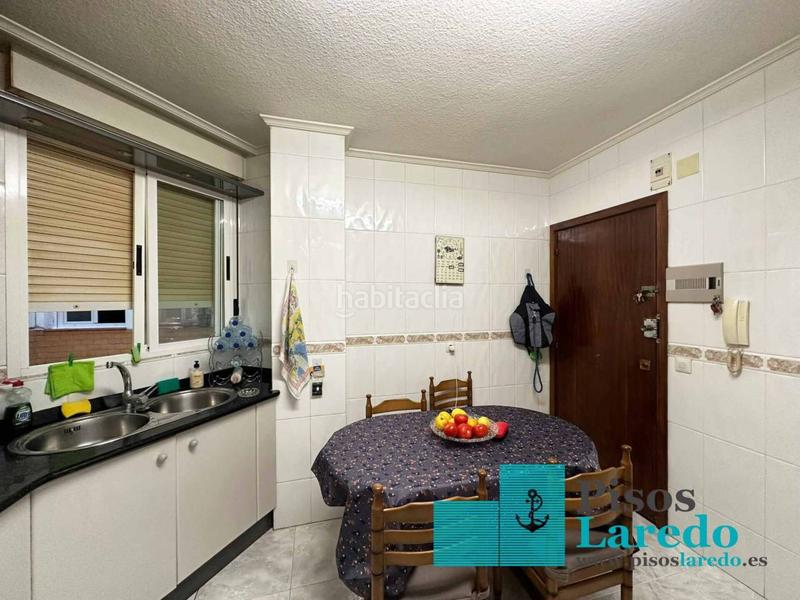 Foto ef9605e8-4527-402e-8ac1-4e1a9b6af4e4. Piso estupendo piso a pie de playa! en Centro Laredo