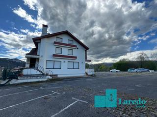Edifici a Iseca vieja 1. Hotel en venta en liendo