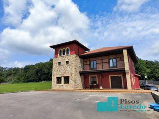 Chalet  Lamadrid. Maravilloso chalet con jardín y bosque privado!!!