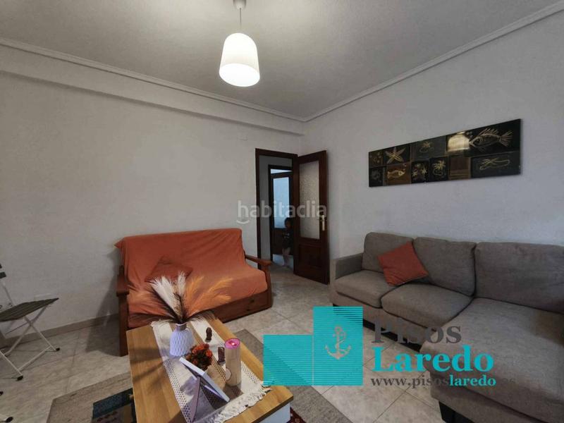 Foto 062770ee-6efd-49f1-b5b5-db9d21fd3553. Piso bajo con amplia terraza en el Centro en Centro Laredo