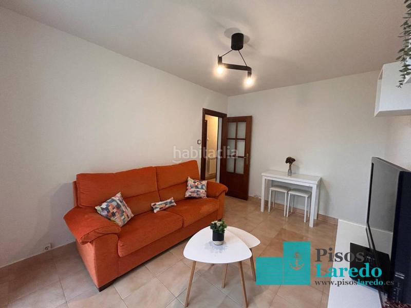 Foto 9f600762-9f91-4f6a-83e6-a8d639fd7292. Rent flat in calle república de colombia 20 in Zona Playa Laredo